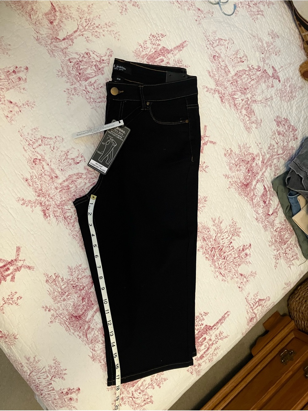 D. Jeans Dark Blue Denim Capri Pants